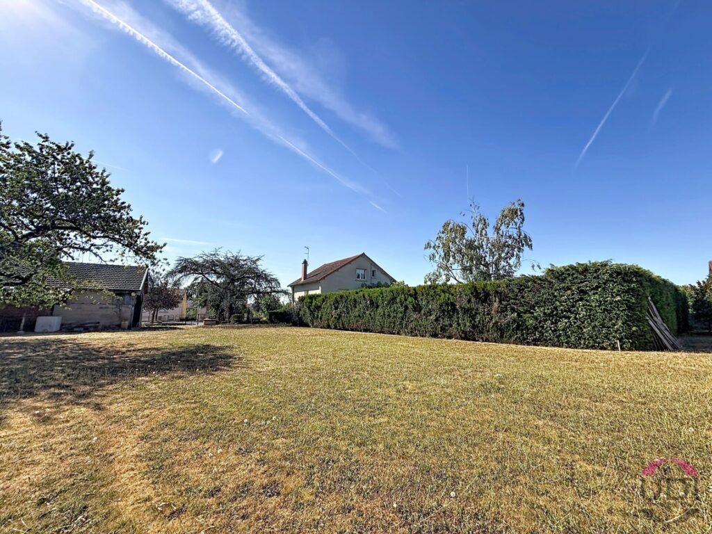 Terrain 1902 m² · à Désertines · 42 500 €